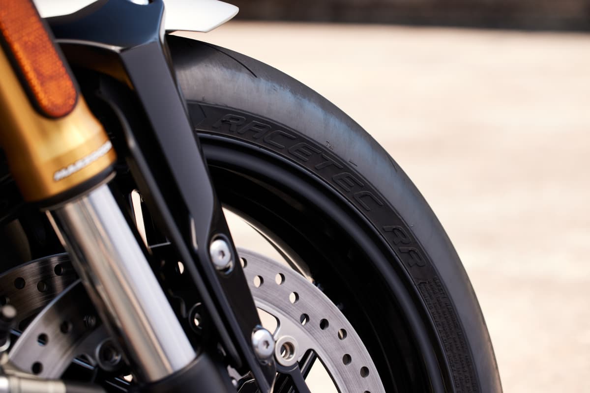 Vỏ Metzeler Racetec RR chuyên hiệu suất cao.