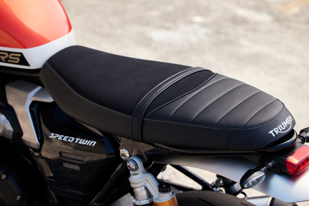 Yên café racer 2 tone, thêu “TRIUMPH” phía sau.
